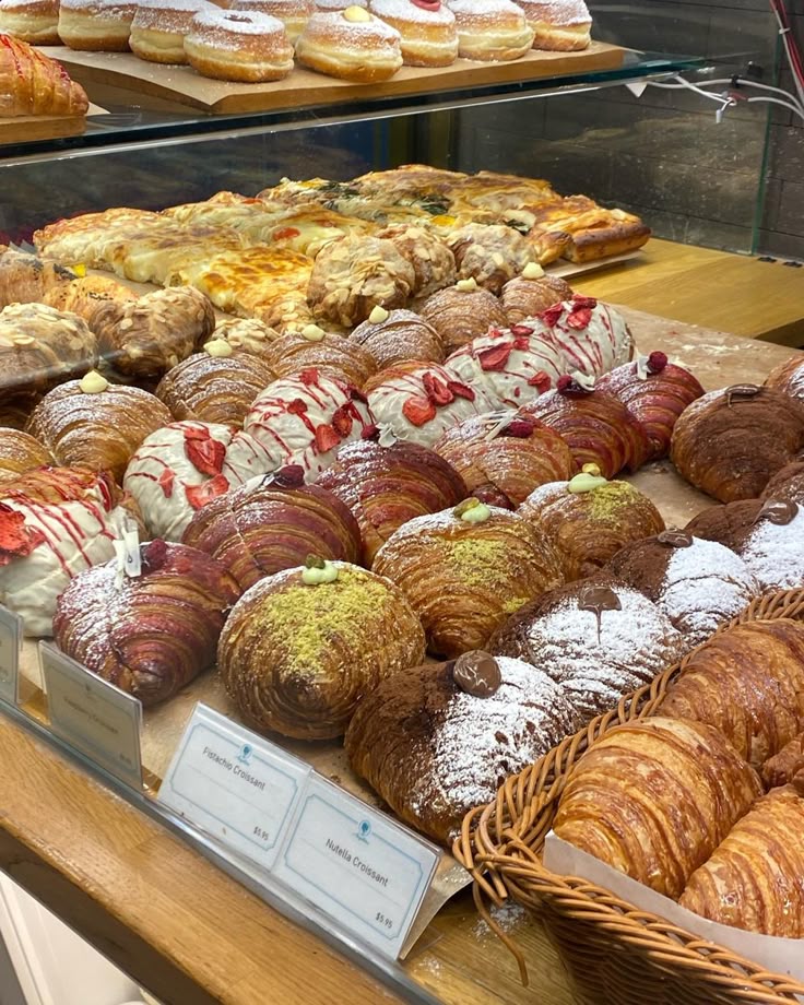 Croissants, pains au chocolat et croissants bicolores à la fraise en vitrine chez Franceska